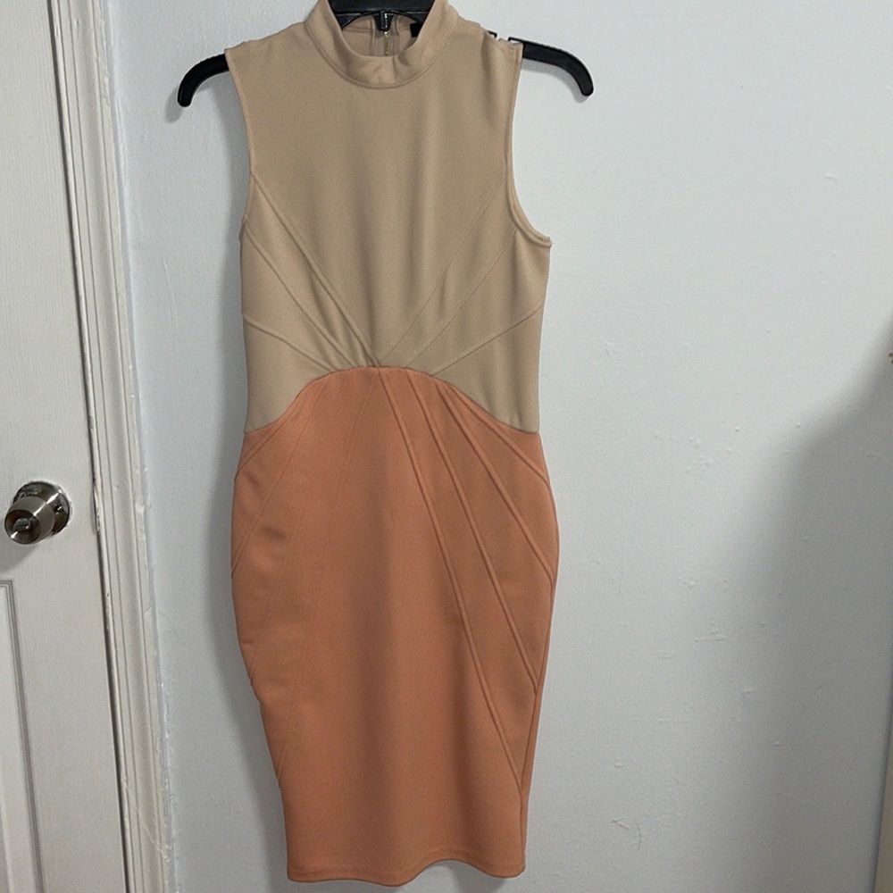 Mid lenght dress , sleeveless , golden zipper